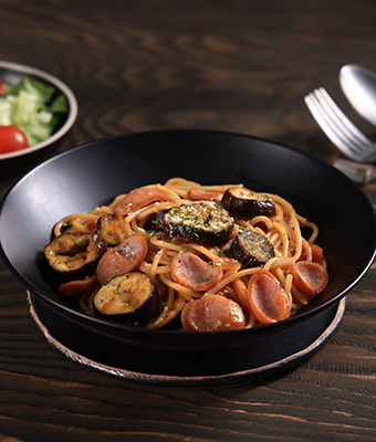 ウインナーとなすのトマトパスタ_소시지파스타_mos.jpg