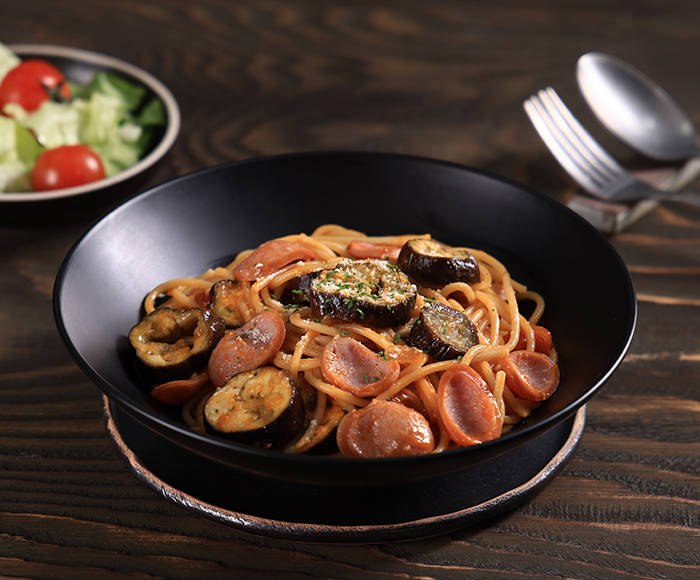 ウインナーとなすのトマトパスタ_소시지파스타_mom.jpg